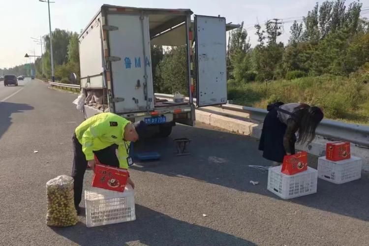 滨州市交通运输综合执法支队多措并举强化国庆道BOB半岛路运输服务保障工作(图1)